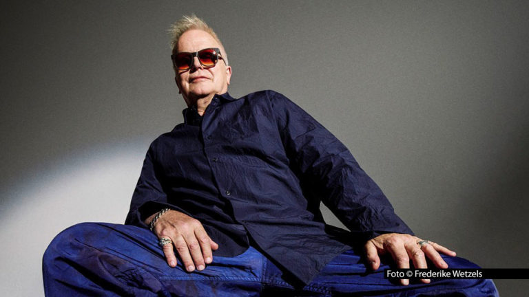 Herbert Grönemeyer legt 2026 weitere Unplugged-Shows unter dem Motto „mittendrin – akustisch“ nach. Die von Dirk Becker Entertainment ausgerichtete Konzertreihe startet am 7. Februar in Hannover und führt durch acht Städte in Deutschland, Österreich und der Schweiz. Foto © Frederike Wetzels