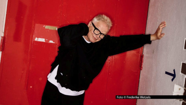 Herbert Grönemeyer präsentiert auf seinem Album „Unplugged 2 • Von allem anders“ neu arrangierte Akustikversionen von Songs aus den vergangenen 30 Jahren. Der am 17. Oktober veröffentliche Longplayer enthält stattliche 23 Tracks. Als Gäste sind u.a. LEA und Peter Fox mit dabei. Foto © Frederike Wetzels