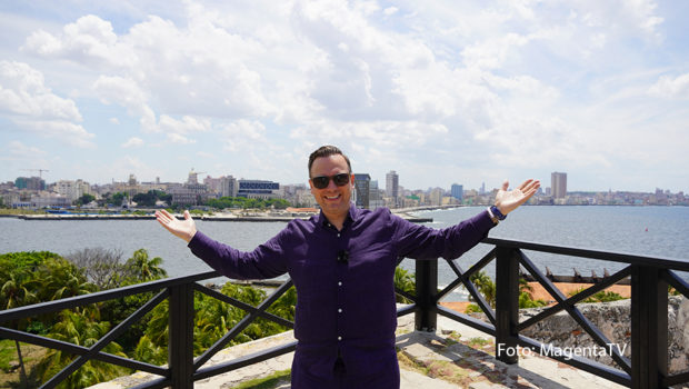 Bei MagentaTV läuft ab 15. September Staffel 3 von „Herr Raue reist! So schmeckt die Welt“. In der ersten Doppelfolge sieht sich Zwei-Sterne-Koch Tim Raue in der kubanischen Hauptstadt Havanna um. Pünktlich zum Staffelstart erscheint außerdem sein Buch zur Serie. (Foto: MagentaTV)