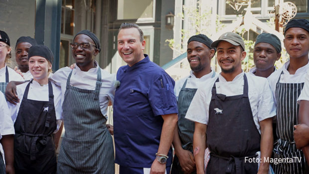 Der Zwei-Sterne-Koch Tim Raue geht heute mit seiner Doku-Serie „Herr Raue reist! So schmeckt die Welt“ bei MagentaTV in die zweite Staffel. Seine erste Expedition führt ihn nach Kapstadt, wo er die Küche Südafrikas kennenlernt. (Foto: MagentaTV)