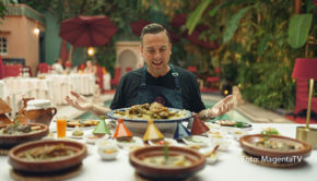 Zum Finale von Staffel 3 des MagentaTV Originals „Herr Raue reist!“ reist Tim Raue nach Marrakesch. Dort begibt er sich auf die Suche nach dem authentischen Geschmack Marokkos. Im Laufe seiner Reise entdeckt der Sternekoch neben arabischen Gewürzwelten die traditionellen, aber modern interpretierten Gerichte der „Roten Stadt“. (Foto: MagentaTV)