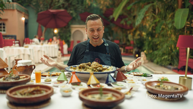 Zum Finale von Staffel 3 des MagentaTV Originals „Herr Raue reist!“ reist Tim Raue nach Marrakesch. Dort begibt er sich auf die Suche nach dem authentischen Geschmack Marokkos. Im Laufe seiner Reise entdeckt der Sternekoch neben arabischen Gewürzwelten die traditionellen, aber modern interpretierten Gerichte der „Roten Stadt“. (Foto: MagentaTV)