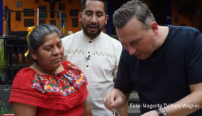 Für das MagentaTV-Original „Herr Raue reist! So schmeckt die Welt“ entdeckt Zwei-Sterne-Koch Tim Raue einzigartige kulinarische Welten. Diesmal geht’s in die Hauptstadt von Mexiko. Und dort erlebt der Berliner ab morgen eine köstliche Überraschung nach der anderen. (Foto: Magenta TV/Katy Wagner)