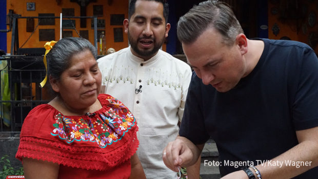 Für das MagentaTV-Original „Herr Raue reist! So schmeckt die Welt“ entdeckt Zwei-Sterne-Koch Tim Raue einzigartige kulinarische Welten. Diesmal geht’s in die Hauptstadt von Mexiko. Und dort erlebt der Berliner ab morgen eine köstliche Überraschung nach der anderen. (Foto: Magenta TV/Katy Wagner)