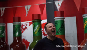 Für die MagentaTV-Serie „Herr Raue reist! So schmeckt die Welt“ ist der Berliner Zwei-Sterne-Koch Tim Raue derzeit wieder rund um den Globus unterwegs. Über das Erfolgsformat spricht er heute in der aktuellen Ausgabe der RBB/MDR-Talkshow „Riverboat“. (Foto: MagentaTV/Katy Wagner)