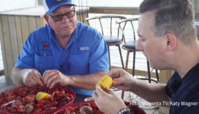 Am heutigen 25. November um 17:00 Uhr feiert die neue Folge von „Herr Raue reist! So schmeckt die Welt“ bei MagentaTV Premiere. Diesmal entdeckt Deutschlands Koch Nummer 1 die köstliche Küche von New Orleans. Die Serie ist zudem das erste interaktive Kochformat: Es gibt eigene Foodboxen. (Foto: Magenta TV/Katy Wagner)