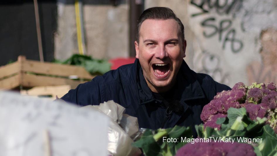 Zu den spannenden Nominierten beim Deutschen Fernsehpreis 2022 gehört u.a. Tim Raue mit dem MagentaTV Original „Herr Raue reist! So schmeckt die Welt“. Ebenfalls nominiert sind beispielsweise der ARD-Talk „Maischberger“ und die Comedy-Serie „Oh Hell“. (Foto: MagentaTV/Katy Wagner)