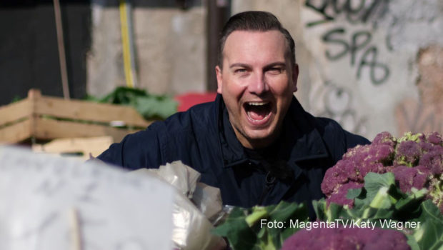 Die dritte Doppelfolge von „Herr Raue reist! So schmeckt die Welt“ geht am 23. Dezember bei MagentaTV an den Start. Nach Istanbul und New Orleans führt die kulinarische Entdeckungstour von Zwei-Sterne-Koch Tim Raue diesmal nach Sizilien. (Foto: MagentaTV/Katy Wagner)