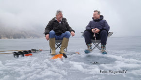 „Herr Raue reist! So schmeckt die Welt“ geht bei MagentaTV in die nächste Runde. Diesmal zieht es Spitzenkoch Tim Raue in den luxuriösen Schweizer Ferienort St. Moritz, wo er sich mit Hilfe von Antonio Walter auf den zugefrorenen Silsersee zum Eisangeln wagt. (Foto: MagentaTV)