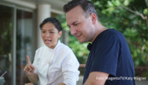 Im Finale der ersten Staffel von „Herr Raue reist! So schmeckt die Welt“ trifft Zwei-Sterne-Koch Tim Raue in Thailand u.a. seine weit über die Grenzen des Königreichs bekannte Kollegin Duangporn „Bo“ Songvisava. Mittlerweile entsteht bereits eine zweite Staffel der MagentaTV-Original-Serie. (Foto: MagentaTV/Katy Wagner)