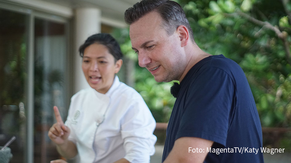 Im Finale der ersten Staffel von „Herr Raue reist! So schmeckt die Welt“ trifft Zwei-Sterne-Koch Tim Raue in Thailand u.a. seine weit über die Grenzen des Königreichs bekannte Kollegin Duangporn „Bo“ Songvisava. Mittlerweile entsteht bereits eine zweite Staffel der MagentaTV-Original-Serie. (Foto: MagentaTV/Katy Wagner)