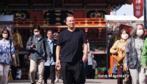 Die zweite Doppelfolge von Staffel 3 des MagentaTV Originals führt Tim Raue in die Metropole Tokio und auf die „Insel der Hundertjährigen“ Okinawa. Zu sehen ist sie seit dem 12. Oktober in voller Länge in der Megathek. (Foto: MagentaTV)