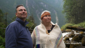 Die aktuelle Staffel von „Herr Raue reist!“ geht bei MagentaTV in die dritte Runde. Diesmal geht’s für den Zwei-Sterne-Koch nach Vancouver, wo er u.a. mit Candice Campo an den Chatterbox Falls in die traditionelle Kochkunst der First Nations eintaucht. (Foto: MagentaTV)