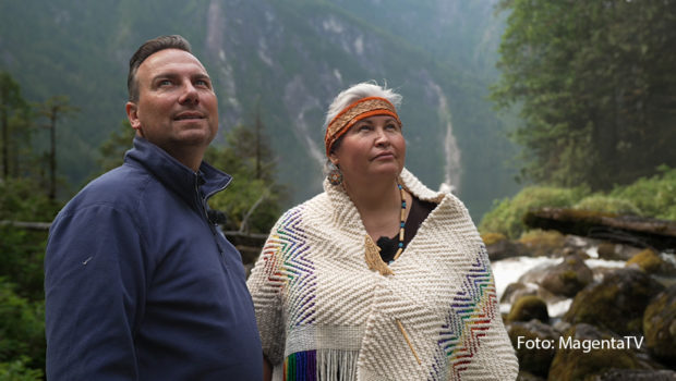 Die aktuelle Staffel von „Herr Raue reist!“ geht bei MagentaTV in die dritte Runde. Diesmal geht’s für den Zwei-Sterne-Koch nach Vancouver, wo er u.a. mit Candice Campo an den Chatterbox Falls in die traditionelle Kochkunst der First Nations eintaucht. (Foto: MagentaTV)