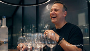 Tim Raue ist wieder unterwegs. Für sein MagentaTV-Original zieht es den Berliner Spitzenkoch diesmal nach Warschau. Welche kulinarischen Geheimnisse er in der polnischen Hauptstadt entdeckt, verrät er ab 11. Januar in einer neuen Folge von „Herr Raue reist! So schmeckt die Welt“. (Foto: MagentaTV)