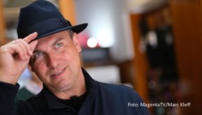 Eine neue Folge der Doku-Reihe „Herr Raue reist! So schmeckt die Welt“ ist seit dem heutigen 6. Oktober beim Telekom-Streamingdienst MagentaTV abrufbar. Die kulinarische Reise führt Zwei-Sterne-Koch Tim Raue diesmal in die portugiesische Hauptstadt Lissabon. (Foto: MagentaTV/Marc Kleff)