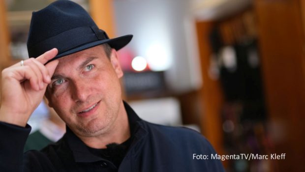 Eine neue Folge der Doku-Reihe „Herr Raue reist! So schmeckt die Welt“ ist seit dem heutigen 6. Oktober beim Telekom-Streamingdienst MagentaTV abrufbar. Die kulinarische Reise führt Zwei-Sterne-Koch Tim Raue diesmal in die portugiesische Hauptstadt Lissabon. (Foto: MagentaTV/Marc Kleff)