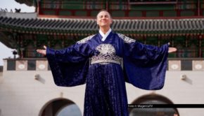 Am 8. Januar startet das MagentaTV Original „Herr Raue reist! So schmeckt die Welt“ ins neue Jahr. Diesmal geht’s für Sternekoch Tim Raue in die südkoreanische Hauptstadt Seoul. Zwischen Sterneküche und Streetfood entdeckt er den authentischen Geschmack der Metropole. Foto © MagentaTV