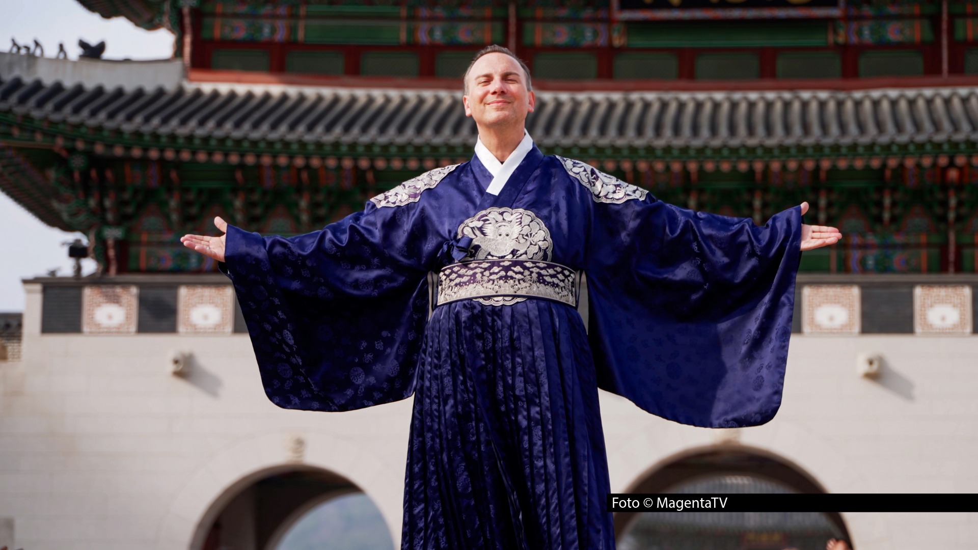 Am 8. Januar startet das MagentaTV Original „Herr Raue reist! So schmeckt die Welt“ ins neue Jahr. Diesmal geht’s für Sternekoch Tim Raue in die südkoreanische Hauptstadt Seoul. Zwischen Sterneküche und Streetfood entdeckt er den authentischen Geschmack der Metropole. Foto © MagentaTV