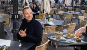 Der Berliner Zwei-Sterne-Koch Tim Raue feiert in diesem Jahr Weihnachten mal anders. Fernab von klirrender Kälte genießt er in Malta die Sonne. Für sein MagentaTV Original „Herr Raue reist!“ erkundet er die Weihnachtsküche auf der Hauptinsel rund um die Hauptstadt Valletta. Foto © MagentaTV