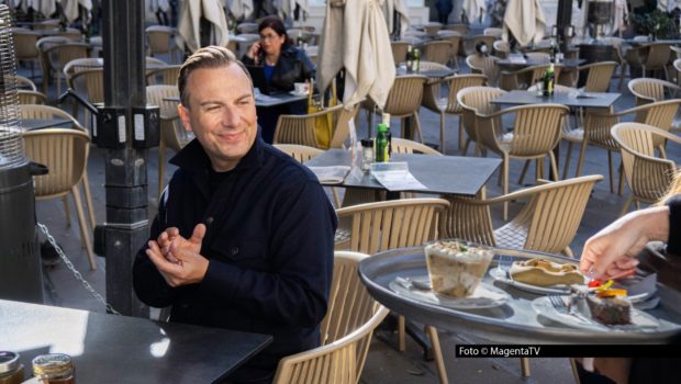 Der Berliner Zwei-Sterne-Koch Tim Raue feiert in diesem Jahr Weihnachten mal anders. Fernab von klirrender Kälte genießt er in Malta die Sonne. Für sein MagentaTV Original „Herr Raue reist!“ erkundet er die Weihnachtsküche auf der Hauptinsel rund um die Hauptstadt Valletta. Foto © MagentaTV