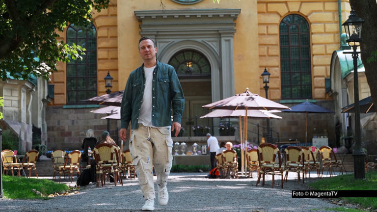 Für das MagentaTV Original „Herr Raue reist“ geht‘s für den titelgebenden Zwei-Sterne-Koch Tim Raue diesmal nach Stockholm. In der schwedischen Hauptstadt sucht er nach dem authentischen Geschmack Skandinaviens rund um Fine Dining, Köttbullar und Lakritzeis. (Foto © MagentaTV)