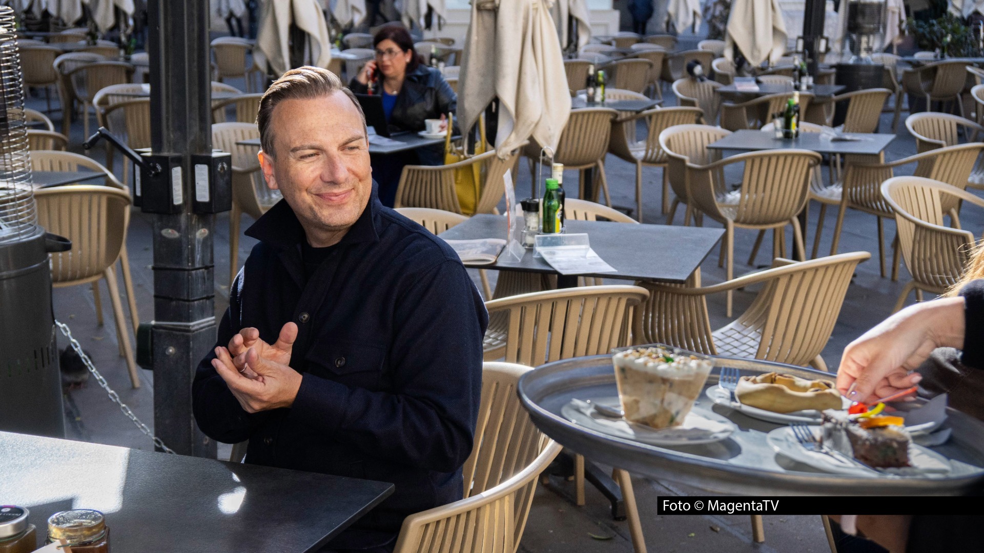 Der Berliner Zwei-Sterne-Koch Tim Raue feiert in diesem Jahr Weihnachten mal anders. Fernab von klirrender Kälte genießt er in Malta die Sonne. Für sein MagentaTV Original „Herr Raue reist!“ erkundet er die Weihnachtsküche auf der Hauptinsel rund um die Hauptstadt Valletta. Foto © MagentaTV