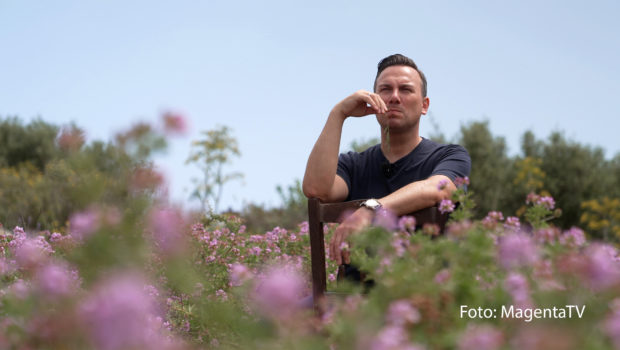 Die zweite Staffel des MagentaTV Original „Herr Raue reist! So schmeckt die Welt“ neigt sich dem Ende zu. Zum Finale stattet Tim Raue der beliebten Urlaubsinsel Kreta einen Besuch ab. Abseits ausgetretener Touristenpfade lernt er die Geheimnisse der einheimischen Kulinarik kennen. (Foto: MagentaTV)