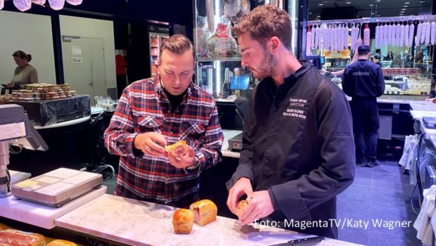 In der neuen Ausgabe seiner MagentaTV-Serie „Herr Raue reist! So schmeckt die Welt“ erkundet Spitzenkoch Tim Raue die französische Gourmet-Metropole Lyon. Dort ist vielerorts noch der Einfluss des legendären Nouvelle-cuisine-Erfinders Paul Bocuse spürbar. (Foto: MagentaTV/Katy Wagner)