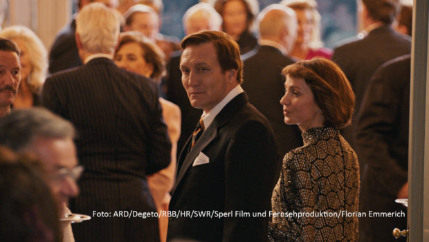 Zum neunten Mal findet der Berlinale Series Market im Rahmen des European Film Market der Berlinale statt. Zum Auftakt am 20. Februar wurden u.a. aktuelle deutsche Serienprojekte wie der Vierteiler „Herrhausen“ mit Oliver Masucci in der Titelrolle präsentiert. (Foto: ARD/Degeto/RBB/HR/SWR/Sperl Film und Fernsehproduktion/Florian Emmerich)