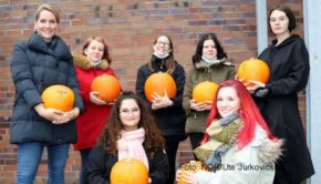 Auch dieses Jahr steht Judith Rakers im Rahmen der NDR-Benefizaktion „Hand in Hand für Norddeutschland“ vor der Kamera. Passend zum diesjährigen Thema „Hilfen für Kinder in Corona-Zeiten“ stellt die „Tagesschau“-Sprecherin in der Reportage „Hier bin ich sicher!“ Zufluchtsorte für Kinder vor. (Foto: NDR/Ute Jurkovics)