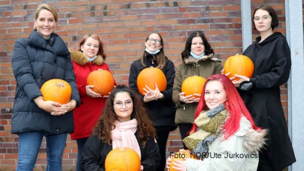 Auch dieses Jahr steht Judith Rakers im Rahmen der NDR-Benefizaktion „Hand in Hand für Norddeutschland“ vor der Kamera. Passend zum diesjährigen Thema „Hilfen für Kinder in Corona-Zeiten“ stellt die „Tagesschau“-Sprecherin in der Reportage „Hier bin ich sicher!“ Zufluchtsorte für Kinder vor. (Foto: NDR/Ute Jurkovics)