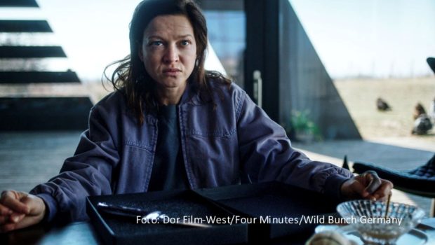 Das von Chris Kraus inszenierte Drama „15 Jahre“ mit Hannah Herzsprung in der Hauptrolle läuft am 24. Oktober zum Auftakt der Internationalen Hofer Filmtage. Zum Programm des traditionsreichen Festivals gehört auch eine Retrospektive mit Werken der Schauspielerin und Filmemacherin Maria Schrader. (Foto: Dor-Film West/Four Minutes/Wild Bunch Germany)