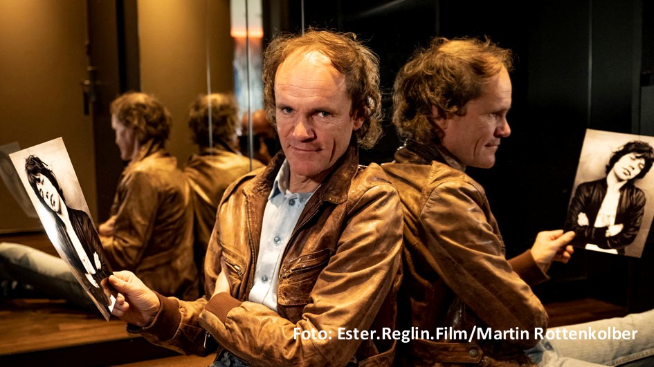 Comedian Olaf Schubert ist fest davon überzeugt, dass Rockstar Mick Jagger sein Vater ist – zumindest in dem fiktionalen Dokumentarfilm „Olaf Jagger“. Die Regiearbeit von Heike Fink eröffnet am heutigen 25. Oktober die Internationalen Hofer Filmtage. (Foto: Ester. Reglin. Film/Martin Rottenkolber)