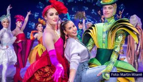 Mit dem neuen Programm „A New Day“ geht die Eisrevue „Holiday on Ice“ ab dem 19. November auf Deutschland-Tournee. Entertainerin Sarah Engels, die selbst vor drei Jahren als Stargast in der Show mitwirkte, stattete dem Team jetzt bei den Proben in Grefrath einen Besuch ab. (Foto: Martin Miseré)