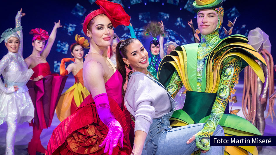 Mit dem neuen Programm „A New Day“ geht die Eisrevue „Holiday on Ice“ ab dem 19. November auf Deutschland-Tournee. Entertainerin Sarah Engels, die selbst vor drei Jahren als Stargast in der Show mitwirkte, stattete dem Team jetzt bei den Proben in Grefrath einen Besuch ab. (Foto: Martin Miseré)