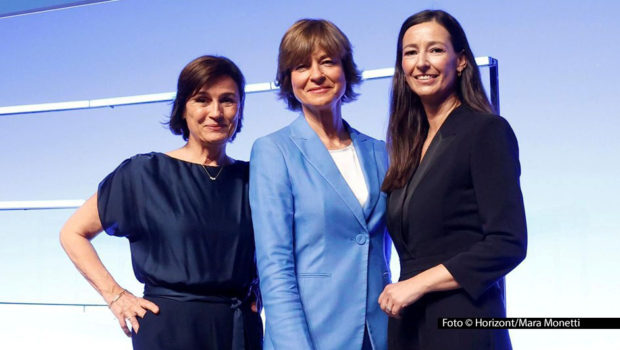 Die TV-Journalistinnen Sandra Maischberger, Maybrit Illner und Pinar Atalay wurden am 26. Juni in Berlin mit dem Horizont Award in der Kategorie „Medien“ ausgezeichnet. Die Jury hob in der Begründung vor allem ihre Leistungen in den Sendungen zum jüngsten Bundestagswahlkampf hervor. Foto © Horizont/Mara Monetti