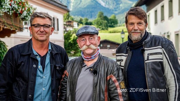 Koch und Moderator Horst Lichter schwingt sich für das ZDF mit seinem Reisepartner Kai Wiesinger aufs Motorrad und stattet u.a. Hans Sigl einen Besuch an den Original-Drehorten von „Der Bergdoktor“ ab. Zu sehen ist die Dokumentation „Horst Lichters Traumrouten“ am ersten Weihnachtstag im ZDF. (Foto: ZDF/Sven Bittner)