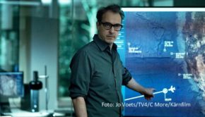 Bei MagentaTV feiert derzeit die schwedische Thriller-Serie „Hostage“ ihre Deutschlandpremiere. Jonas Karlsson spielt darin den bereits aus „Stockholm Requiem“ bekannten Kommissar Alex, dessen Sohn nun als Co-Pilot in einen Flugzeugentführung verwickelt wird. (Foto: Jo Voets/TV4/C More/Kärnfilm)