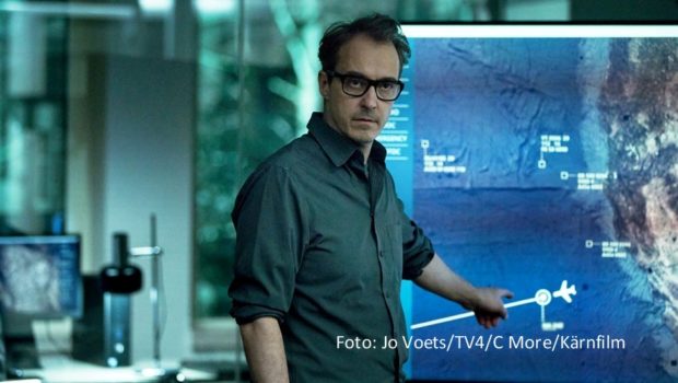 Bei MagentaTV feiert derzeit die schwedische Thriller-Serie „Hostage“ ihre Deutschlandpremiere. Jonas Karlsson spielt darin den bereits aus „Stockholm Requiem“ bekannten Kommissar Alex, dessen Sohn nun als Co-Pilot in einen Flugzeugentführung verwickelt wird. (Foto: Jo Voets/TV4/C More/Kärnfilm)