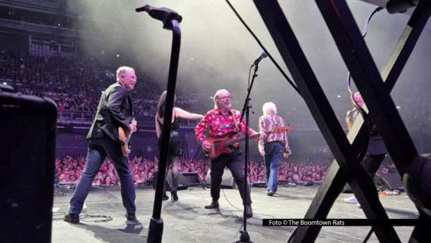 In der irischen Metropole Dublin feierte das Musik- und Politmagazin „Hot Press“ am Wochenende sein 50. Jubiläum mit einem prominenten besetzten Großkonzert. Zum Finale traten The Boomtown Rats auf – und bekamen Verstärkung durch U2-Bassist Adam Clayton und Sängerin Imelda May. Foto: The Boomtown Rats