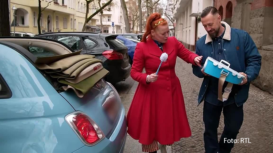 Für eine neue Ausgabe von „Hot oder Schrott – Promi Spezial“ testen u.a. Enie van de Meiklokjes und Bürger Lars Dietrich wieder die merkwürdigsten Dinge. Diesmal stehen u.a. eine „Portable Car Toilet“, ein „Drydrop“ und ein elektrischer Schuhtrockner auf dem Prüfstand. (Foto: RTL)