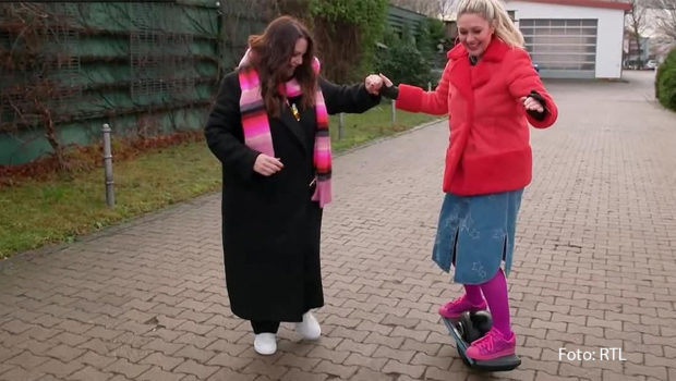 Am Sonntagabend, den 28. Juli, steht bei Vox eine Promi Spezial-Ausgabe von „Hot oder Schrott“ auf dem Sendeplan. Hier stellt sich für Allestester wie Ruth Moschner, Paula Lambert und Enie van de Meiklokjes die Frage, ob Merkwürdigkeiten wie „OneWheel Pint“ oder „Handy Gym“ etwas taugen. (Foto: RTL)