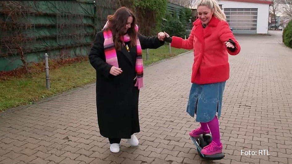 Am Sonntagabend, den 28. Juli, steht bei Vox eine Promi Spezial-Ausgabe von „Hot oder Schrott“ auf dem Sendeplan. Hier stellt sich für Allestester wie Ruth Moschner, Paula Lambert und Enie van de Meiklokjes die Frage, ob Merkwürdigkeiten wie „OneWheel Pint“ oder „Handy Gym“ etwas taugen. (Foto: RTL)