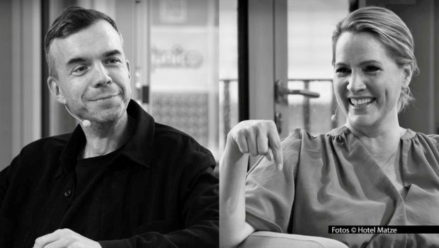 Fast zwei Stunden lang spricht Podcaster Matze Hielscher in der neuen Folge seines Interview-Formats „Hotel Matze“ mit Moderatorin, Autorin und Journalistin Judith Rakers. Es geht u.a. um das Leben auf dem Land, die Prägung durch ihren Vater und ausschweifende Partys. Fotos © Hotel Matze