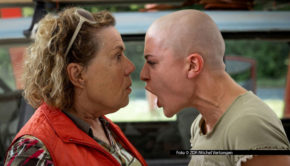 In der ZDFneo-Serie begibt sich die vermeintlich unheilbar erkrankte Anna mit ihrer Schwester auf einen Roadtrip von Belgien nach Spanien. Dabei geht’s mitunter turbulent zu, denn die beiden treffen auf reichlich skurrile Charaktere wie die unverschämte niederländische Rentnerin Mien. (Foto © ZDF/Michel Vertongen)