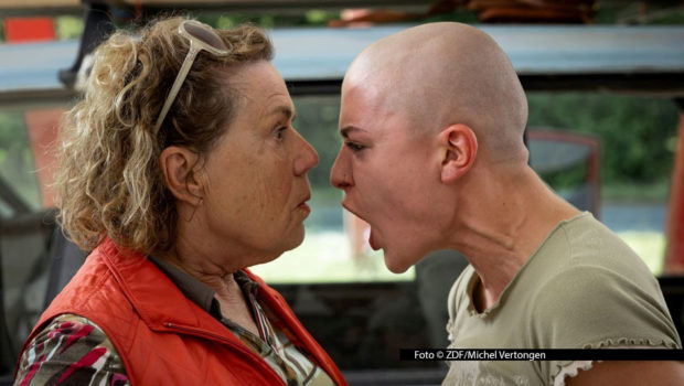 In der ZDFneo-Serie begibt sich die vermeintlich unheilbar erkrankte Anna mit ihrer Schwester auf einen Roadtrip von Belgien nach Spanien. Dabei geht’s mitunter turbulent zu, denn die beiden treffen auf reichlich skurrile Charaktere wie die unverschämte niederländische Rentnerin Mien. (Foto © ZDF/Michel Vertongen)