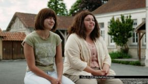 Die Dramedy-Serie „How to Kill Your Sister“, an der ZDFneo als Koproduzent beteiligt ist, kommt Ende Februar nach Deutschland. Im Mittelpunkt stehen zwei von Emma Rotsaert und Marjan De Schutter gespielte Schwestern, die eine vermeintlich letzte gemeinsame Reise von Belgien nach Spanien unternehmen. Foto © ZDF/Michel Vertongen