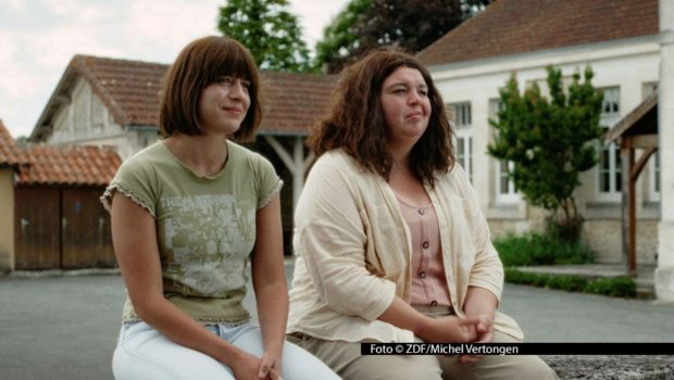 Die Dramedy-Serie „How to Kill Your Sister“, an der ZDFneo als Koproduzent beteiligt ist, kommt Ende Februar nach Deutschland. Im Mittelpunkt stehen zwei von Emma Rotsaert und Marjan De Schutter gespielte Schwestern, die eine vermeintlich letzte gemeinsame Reise von Belgien nach Spanien unternehmen. Foto © ZDF/Michel Vertongen