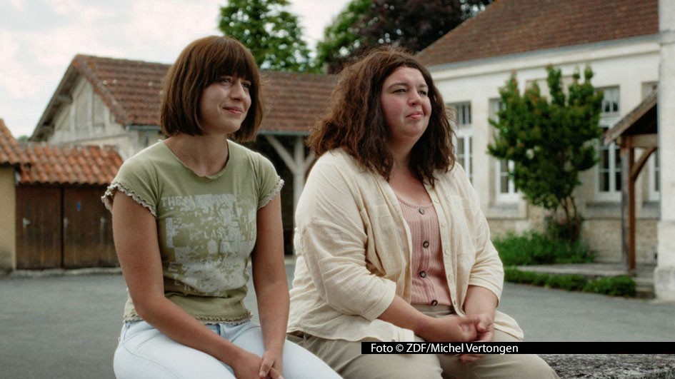 Die Dramedy-Serie „How to Kill Your Sister“, an der ZDFneo als Koproduzent beteiligt ist, kommt Ende Februar nach Deutschland. Im Mittelpunkt stehen zwei von Emma Rotsaert und Marjan De Schutter gespielte Schwestern, die eine vermeintlich letzte gemeinsame Reise von Belgien nach Spanien unternehmen. Foto © ZDF/Michel Vertongen